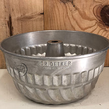 Load image into Gallery viewer, Vintage Bundt Mold Cake Pan