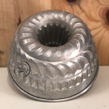 Load image into Gallery viewer, Vintage Bundt Mold Cake Pan