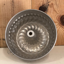 Load image into Gallery viewer, Vintage Bundt Mold Cake Pan